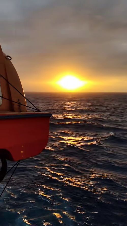 2021年倒數(shù)第二天 從航空國(guó)際貨運(yùn)視角見(jiàn)證海上最美日出